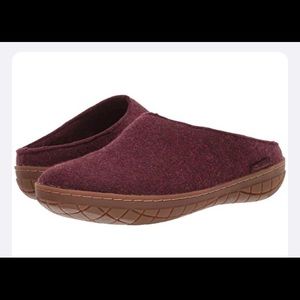 Skechers HedgeHog Slippers - Burgundy color
